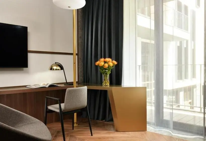 اتاق کلاب, Milano Verticale | Una Esperienze