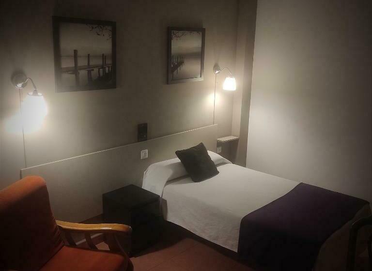 اتاق استاندارد یک نفره, Hospedería Hotel Don Quijote