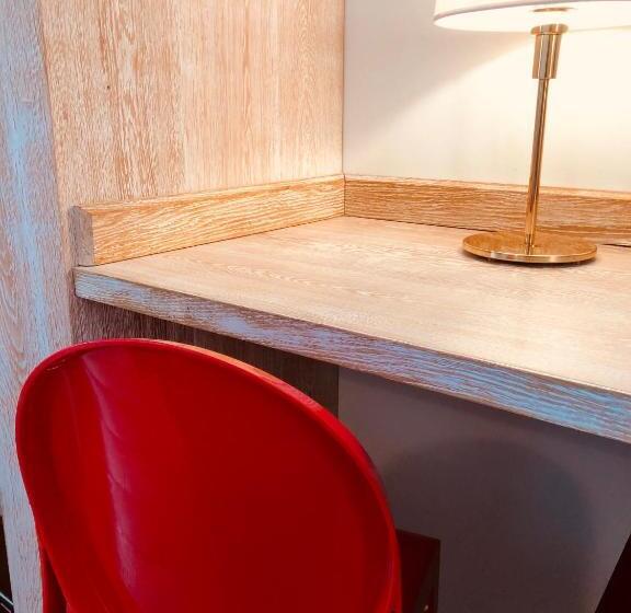 غرفة قياسية ثلاثية, Alla Posta