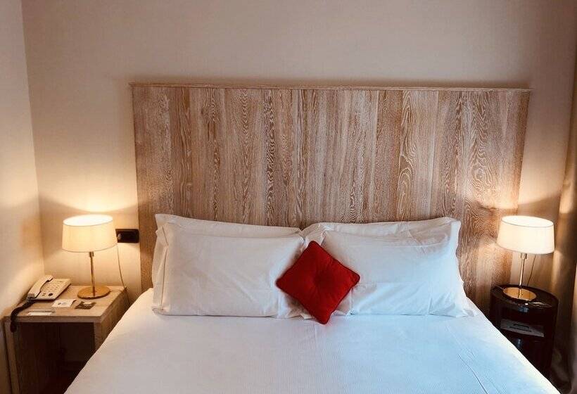 غرفة قياسية ثلاثية, Alla Posta