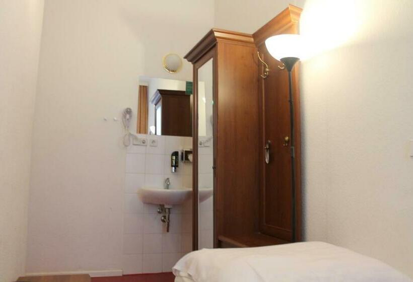 اتاق استاندارد یک نفره, Amelie Berlin