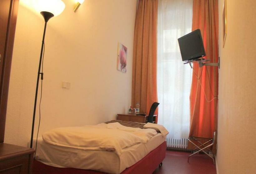 اتاق استاندارد یک نفره, Amelie Berlin