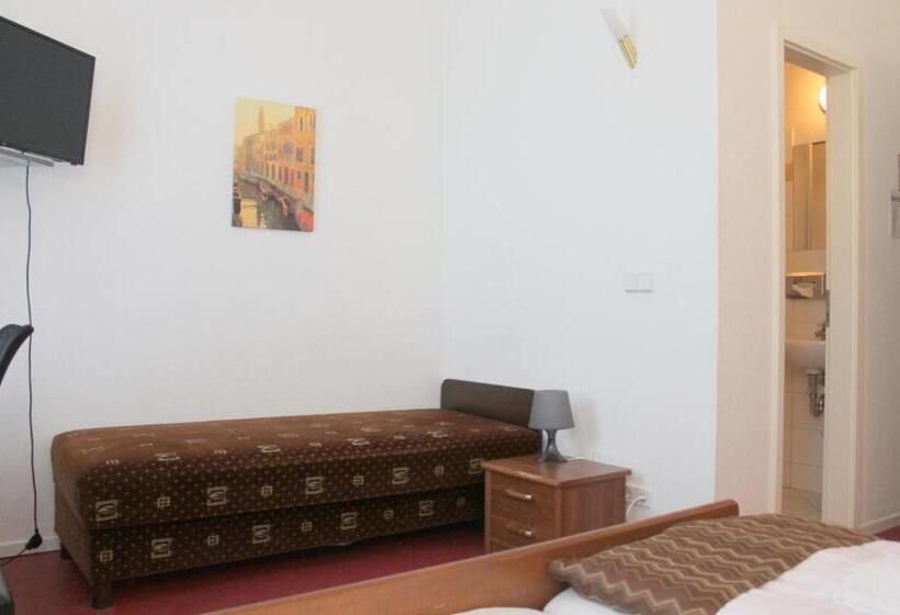 اتاق استاندارد سه نفره, Amelie Berlin