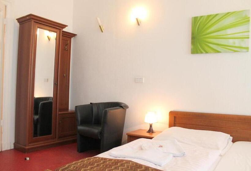 اتاق استاندارد سه نفره, Amelie Berlin