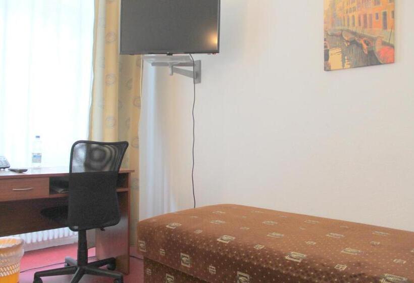 اتاق استاندارد سه نفره, Amelie Berlin