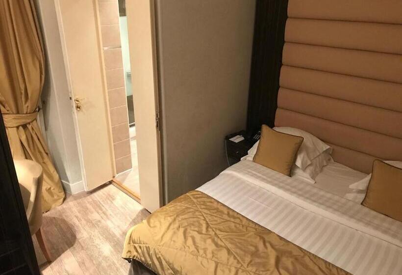 地上階のクラシックルーム, Boronali