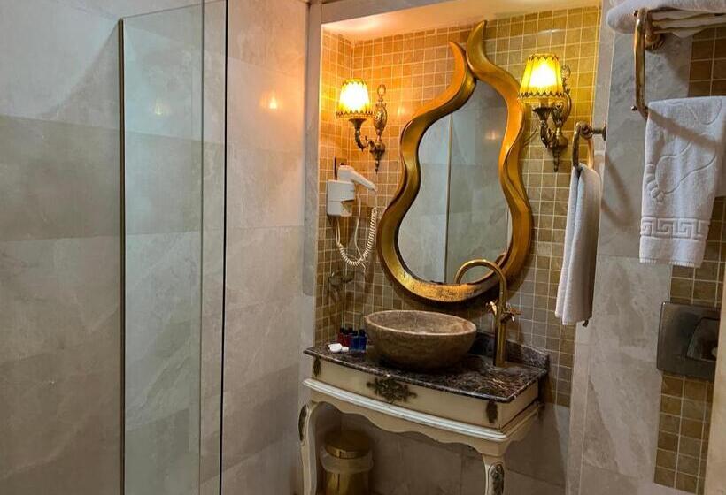 デラックストリプルルーム, Buyuk Hamit