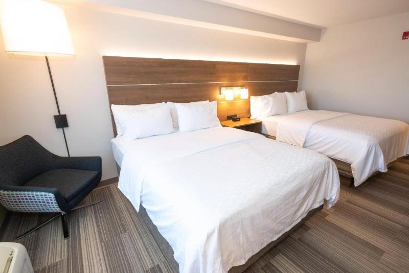 غرفة قياسية مزوَّدة بجاكوزي, Holiday Inn Express And Suites Hazard, An Ihg