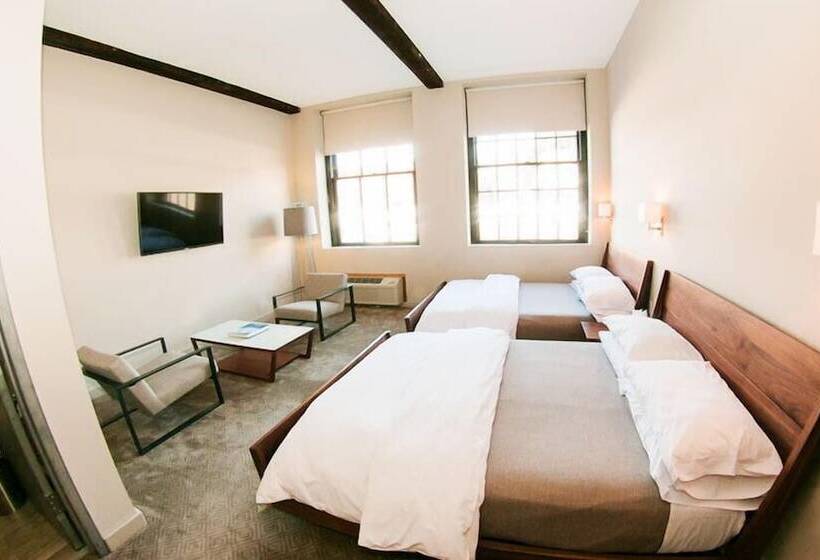 غرفة ديلوكس سرير كينج, The Roundhouse