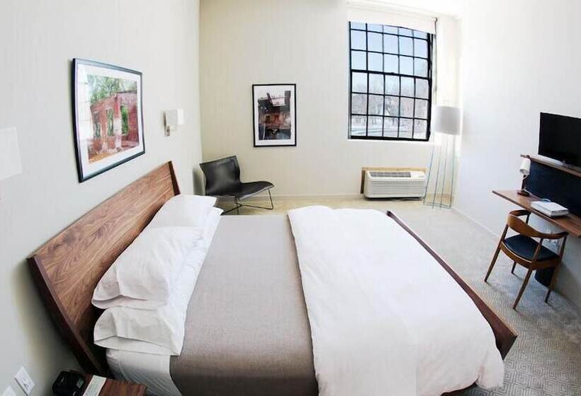 غرفة ديلوكس سرير كينج, The Roundhouse