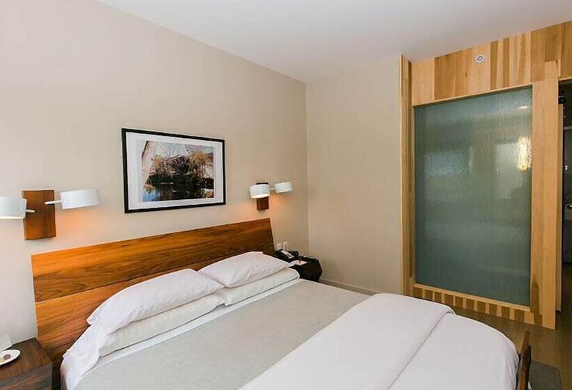 غرفة ديلوكس سرير كينج, The Roundhouse