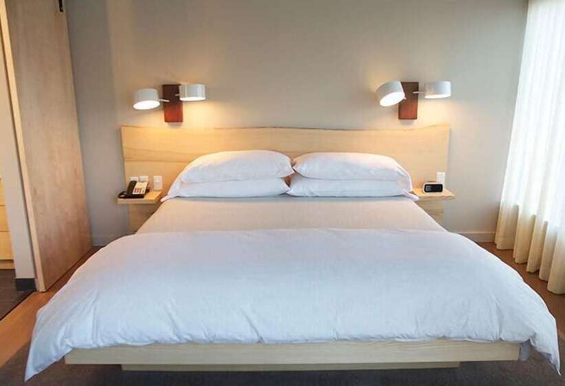 غرفة ديلوكس سرير كينج, The Roundhouse