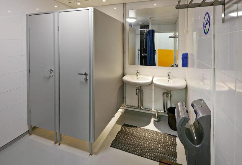 חדר סטנדרט לשלושה עם חדר אמבטיה משוף, Cheapsleep Hostel Helsinki