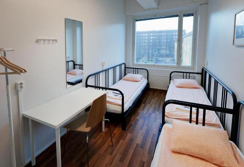 חדר סטנדרט לשלושה עם חדר אמבטיה משוף, Cheapsleep Hostel Helsinki