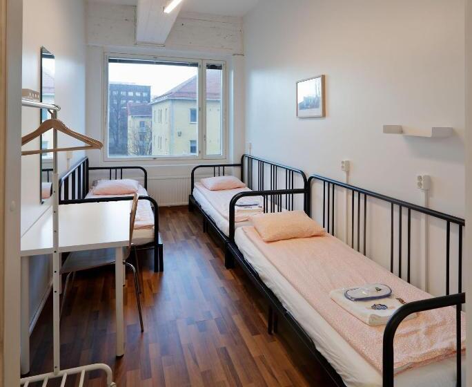 חדר סטנדרט לשלושה עם חדר אמבטיה משוף, Cheapsleep Hostel Helsinki
