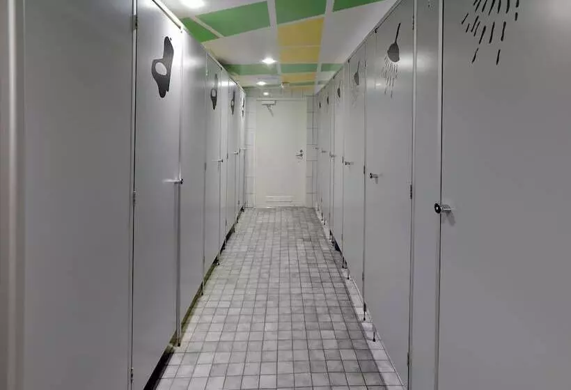 バスルーム共有のトリプルスタンダード, Cheapsleep Hostel Helsinki