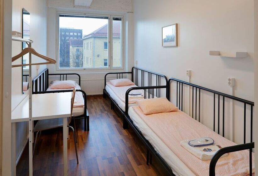 חדר סטנדרט לשלושה עם חדר אמבטיה משוף, Cheapsleep Hostel Helsinki