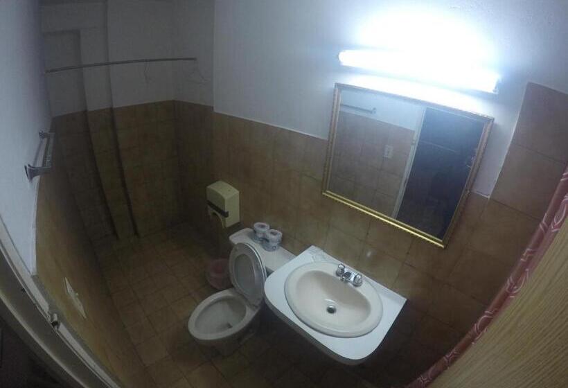 חדר סטנדרט לשלושה, Discovery