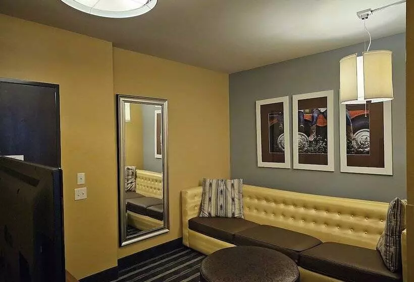スイート, Holiday Inn Express & Suites Perry National Fairground Area, An Ihg