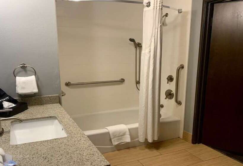 جناح لذوى الاحتياجات الخاصة, Holiday Inn Express & Suites Perry National Fairground Area, An Ihg