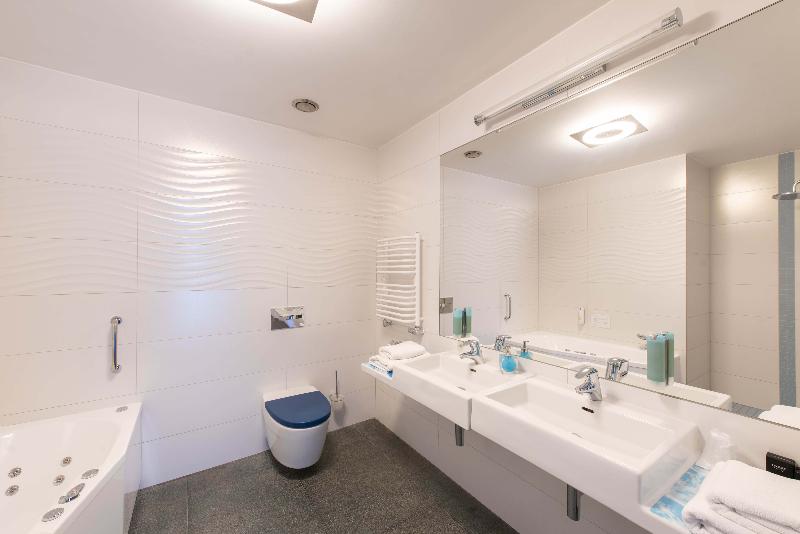 דירת חדר סופריור, Lenart