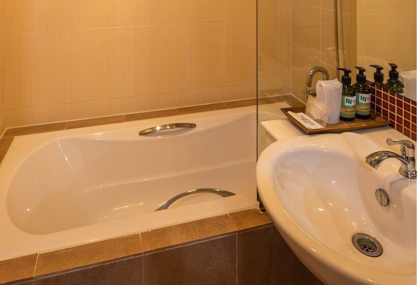 اتاق خانوادگی, Malin Patong