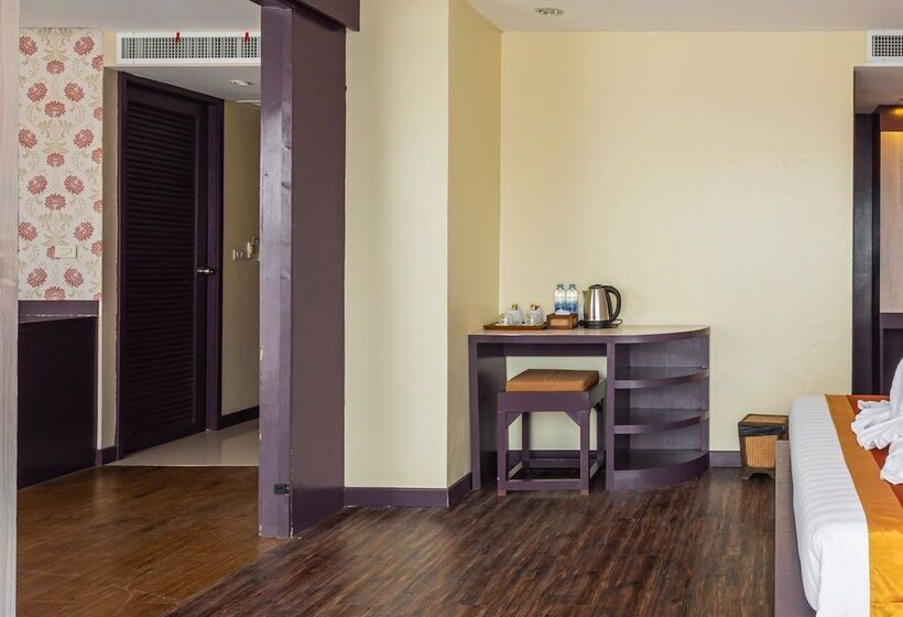 اتاق خانوادگی, Malin Patong