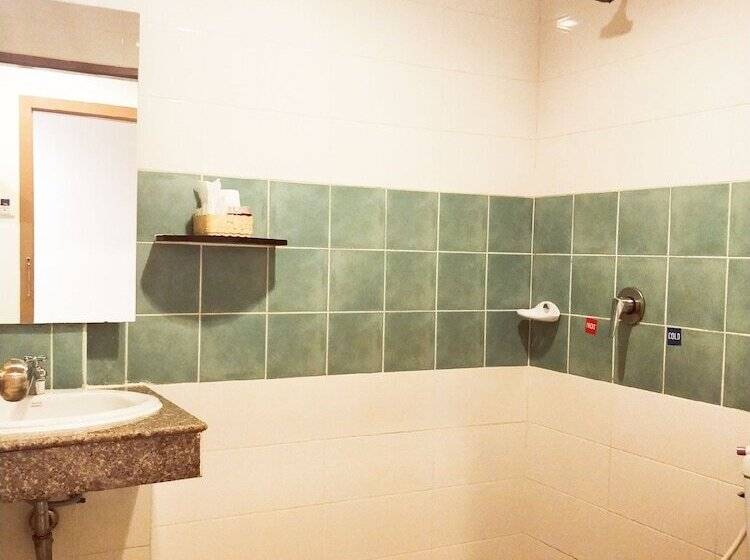 غرفة عائلية, Pimrada