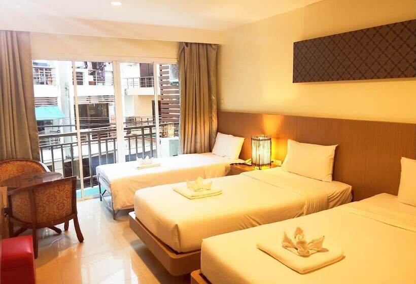 غرفة قياسية ثلاثية مزودة بشرفة, Pimrada