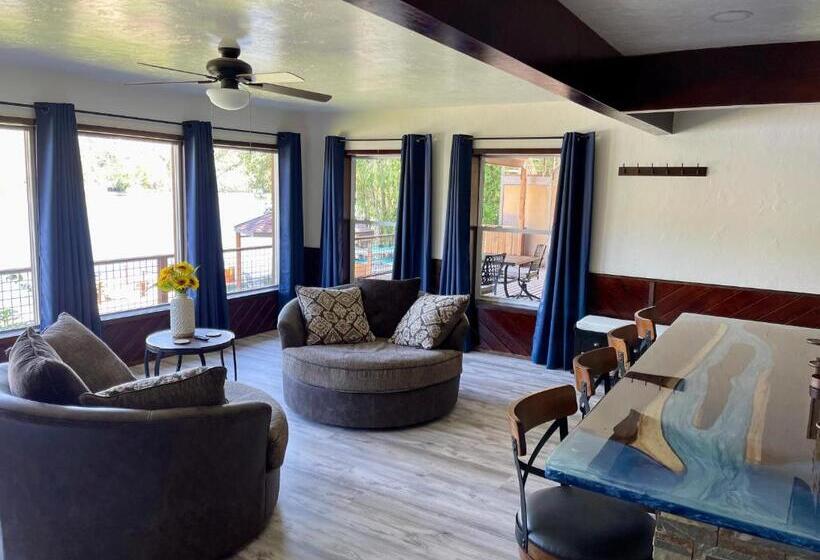 Люкс Вид на Реку, 1,000 Springs Riverhouse