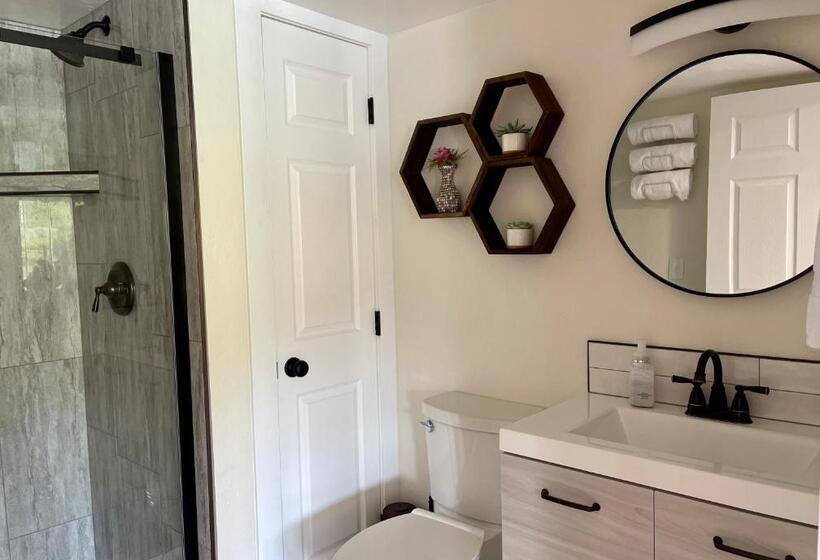 Люкс Вид на Реку, 1,000 Springs Riverhouse