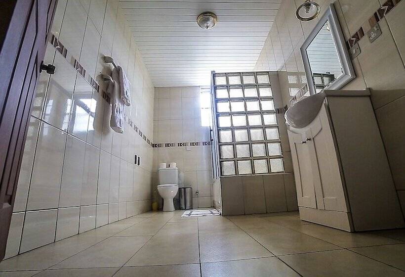 غرفة قياسية, Charleston