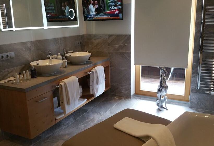 جناح جونيور ديلوكس, Vergeiner