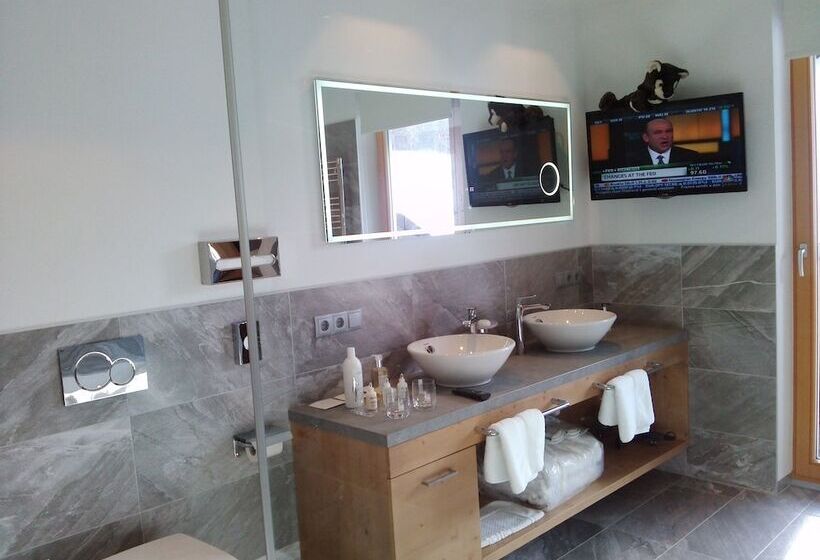 جناح جونيور ديلوكس, Vergeiner