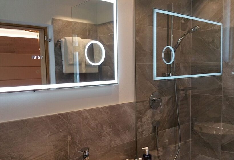 غرفة ديلوكس ثلاثية, Vergeiner