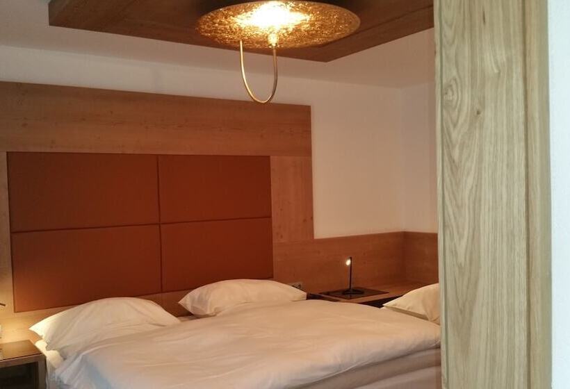 غرفة ديلوكس ثلاثية, Vergeiner