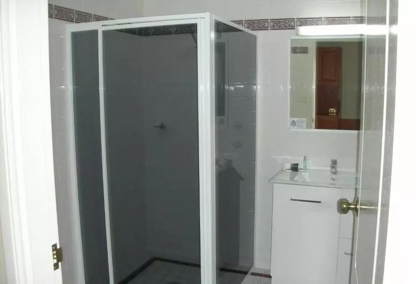 اتاق اجرایی, Breakout Motor Inn