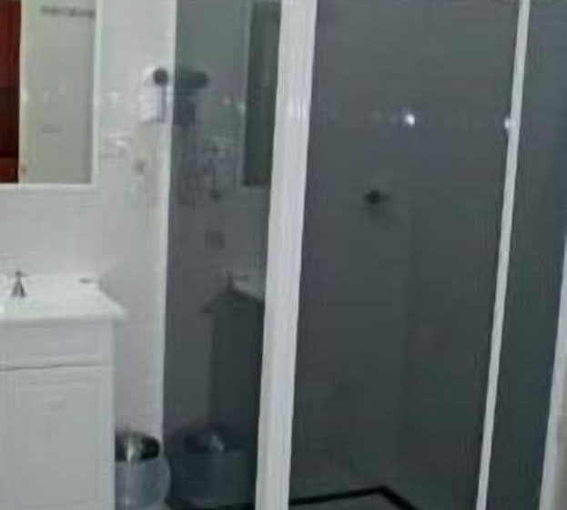 اتاق لوکس, Breakout Motor Inn