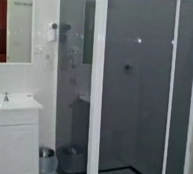 اتاق لوکس, Breakout Motor Inn