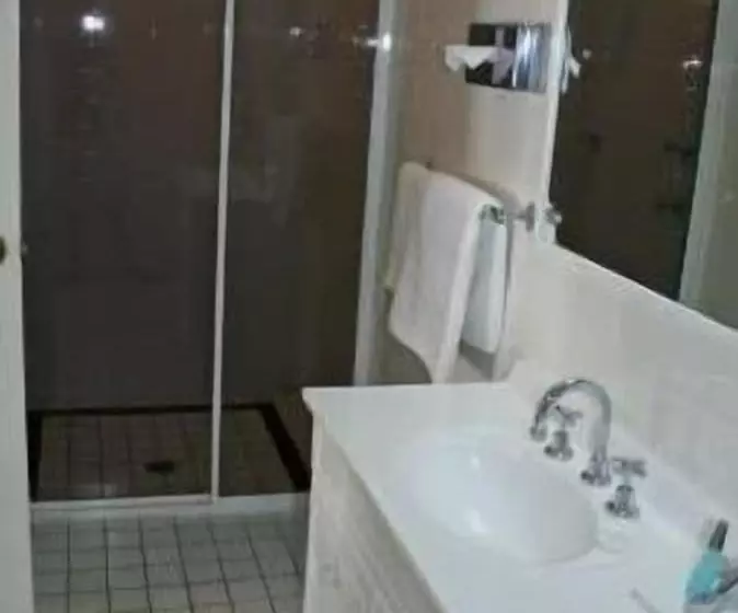 اتاق لوکس, Breakout Motor Inn