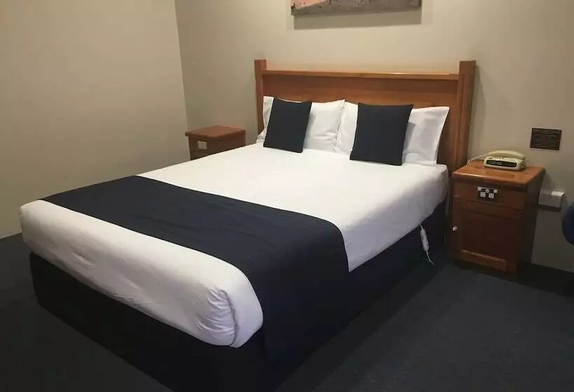 اتاق لوکس, Breakout Motor Inn