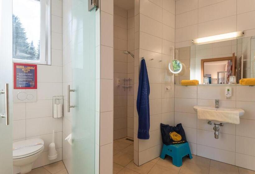 חדר סטנדרט לשלושה עם מרפסת, Barry Memle Directly At The Lake