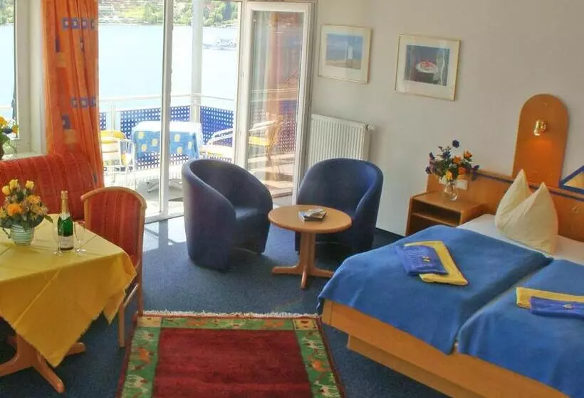 اتاق استاندارد سه تخته با بالکن, Barry Memle Directly At The Lake