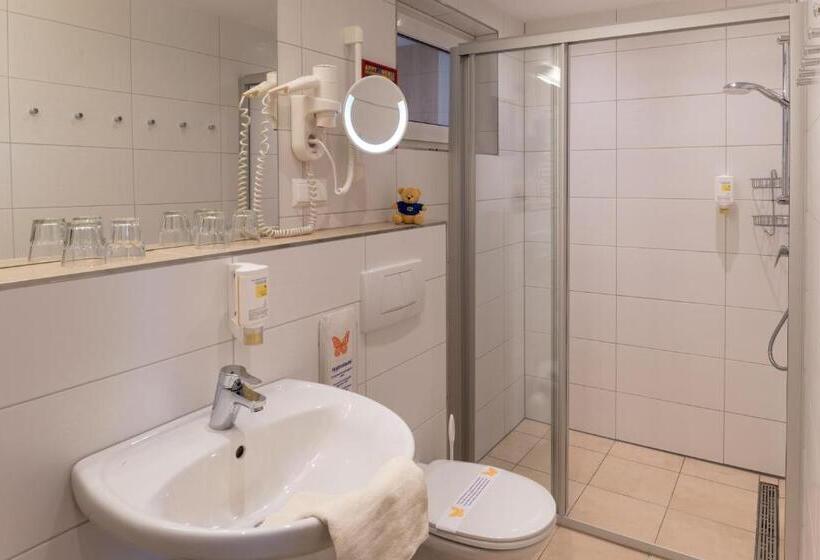 חדר לארבעה סטנדרטי עם מרפסת, Barry Memle Directly At The Lake