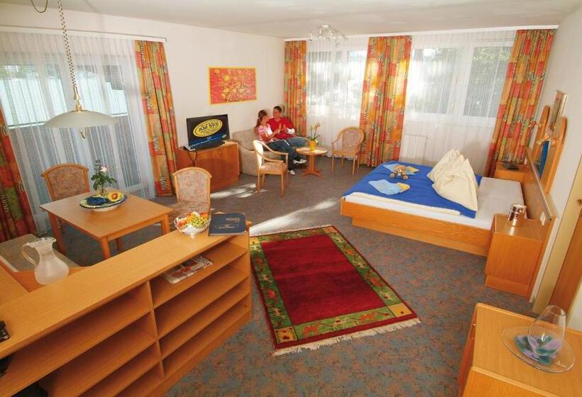 חדר לארבעה סטנדרטי עם מרפסת, Barry Memle Directly At The Lake