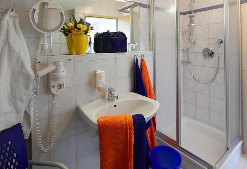 غرفة قياسية مزوَّدة بشُرفة, Barry Memle Directly At The Lake