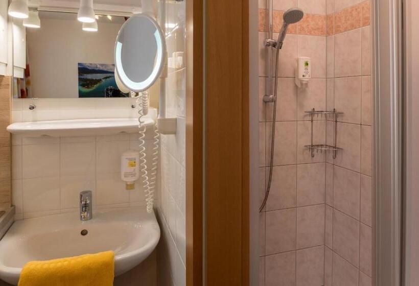 חדר אקונומי, Barry Memle Directly At The Lake