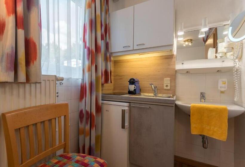 חדר אקונומי, Barry Memle Directly At The Lake