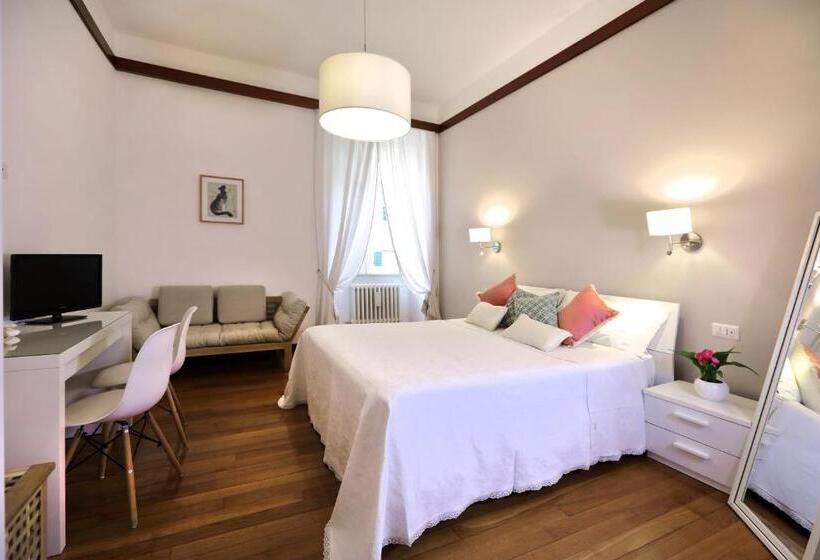 اتاق سه‌نفرۀ استاندارد با سرویس بهداشتی بیرون از اتاق, Tata B&b