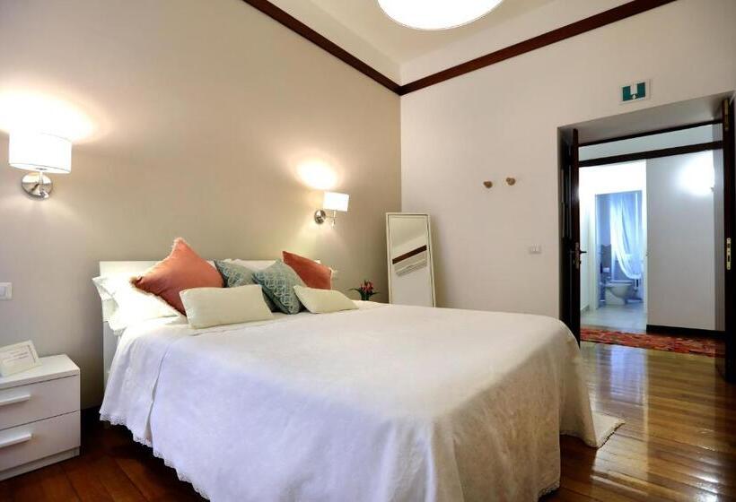 اتاق سه‌نفرۀ استاندارد با سرویس بهداشتی بیرون از اتاق, Tata B&b